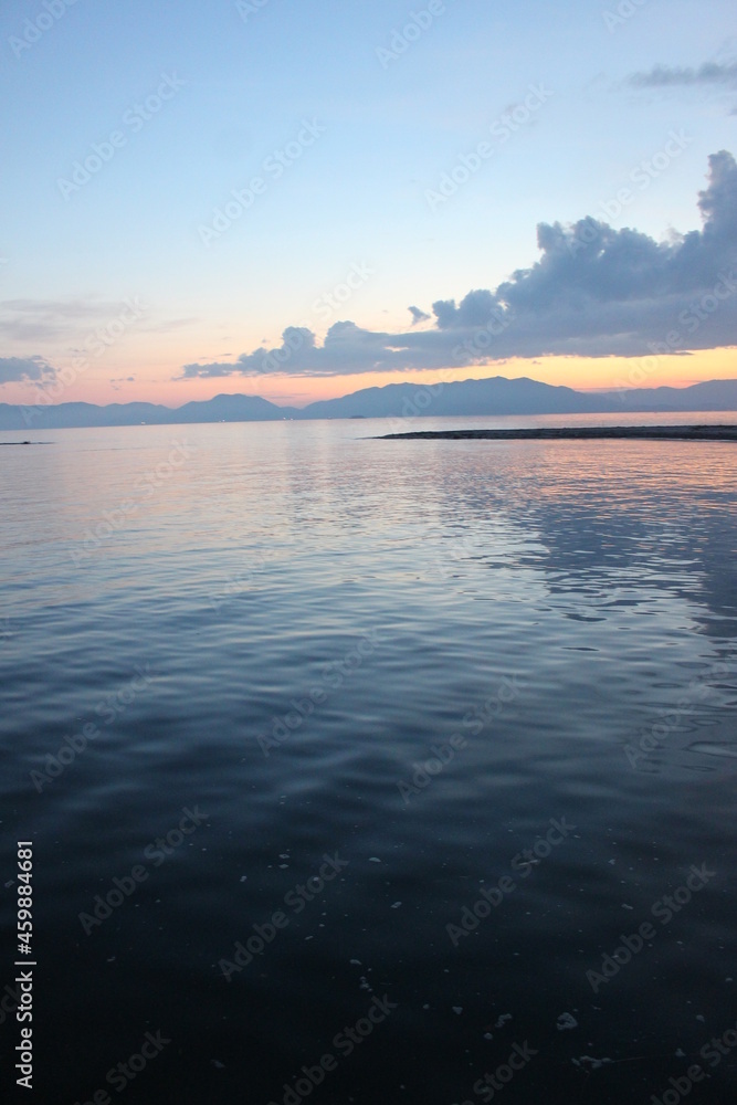 Fototapeta premium 瀬戸内海の夕暮れと自然！SDGs地球の輝き