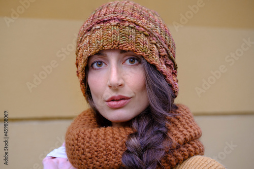 Junge Frau mit Wollmütze in Herbstfarben