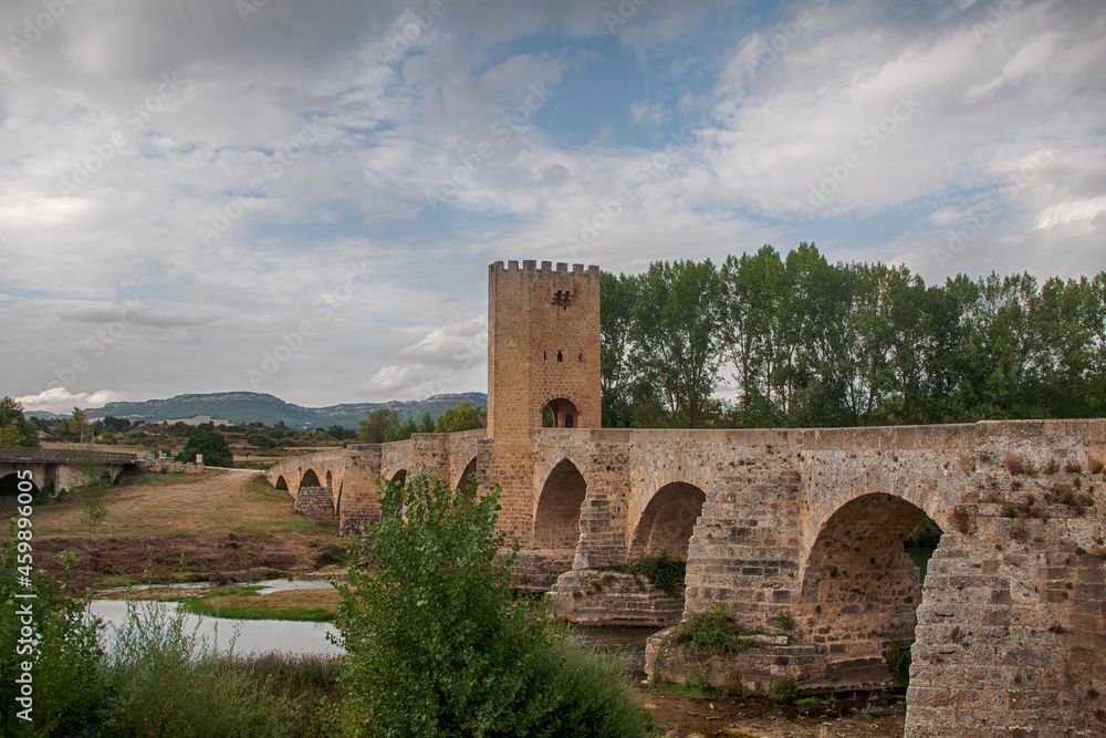 vista del puente medieval de Frías en la provincia de Burgos, España