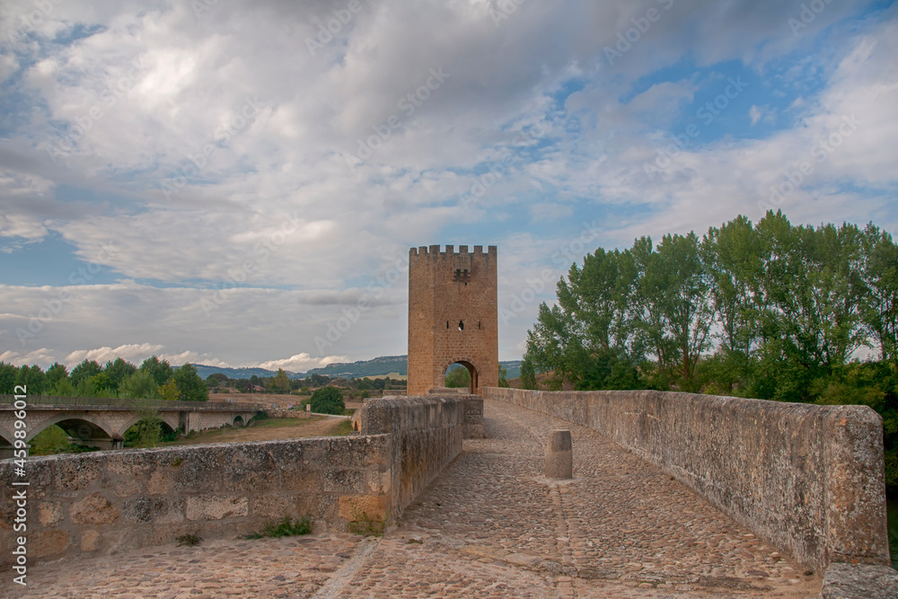 vista del puente medieval de Frías en la provincia de Burgos, España