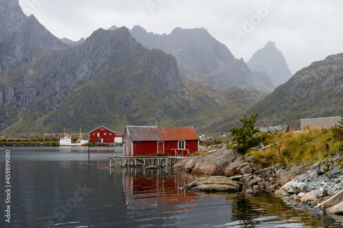 ein Robur/ Fischerhütte am Fjord
