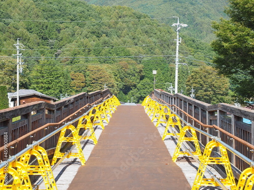 山へ伸びる歩道