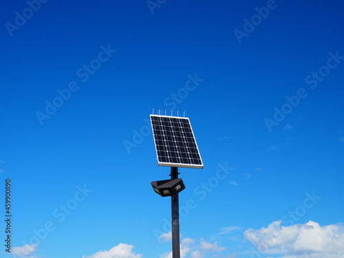 快晴の立つ太陽光発電ライト