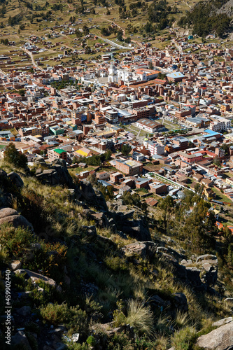 Miasto Copacabana, Boliwia, nad jeziorem Titicaca widziane z góry.