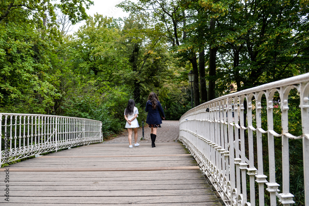 Φωτογραφία coole teens teenager girlies punk gothic laufen im stadtpark uebe rbruecke