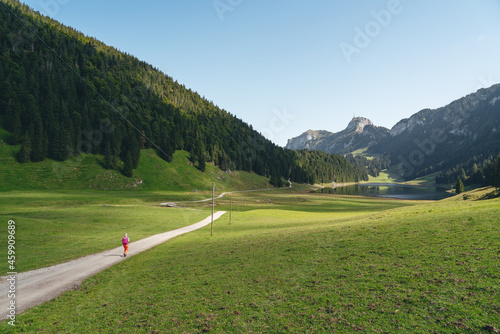 Wanderer am Sämtisersee in den Schweizer Alpen