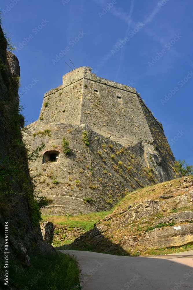 Gavi, Alessandria, Piemonte. Il forte di Gavi è una fortezza storica costruita dai genovesi e sorge su uno sperone roccioso che domina l'antico borgo di Gavi, da cui prende il nome.