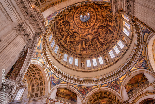 Canvas Print The indoor cupola and the ornate interior of the St