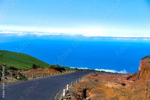 Paysage de montagnes dans la brume et les nuages ile de Mad  re  Portugal