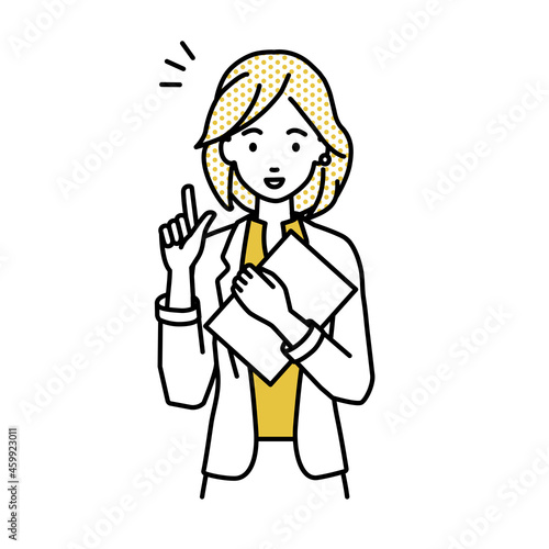 立って書類を手に持って何かひらめいたジャケットの女性