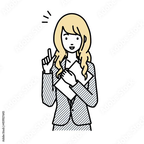 立って書類を手に持って何かひらめいたスーツの女性