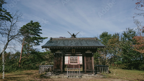 old wooden house © TONARINOMOAI