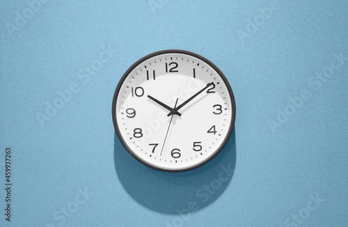 10時10分を指しているシンプルな壁掛け時計