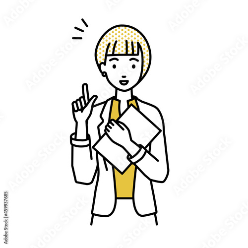 立って書類を手に持って何かひらめいたジャケットの女性