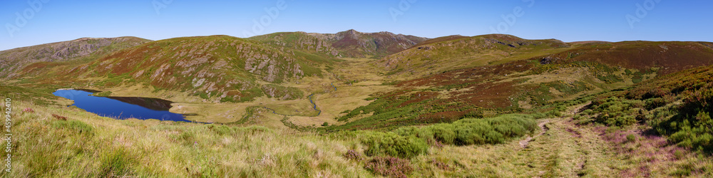 Fototapeta premium Panorámica del embalse de Vega del Conde, con la Peña Trevinca al fondo. Provincia de Zamora, Castilla y León, España