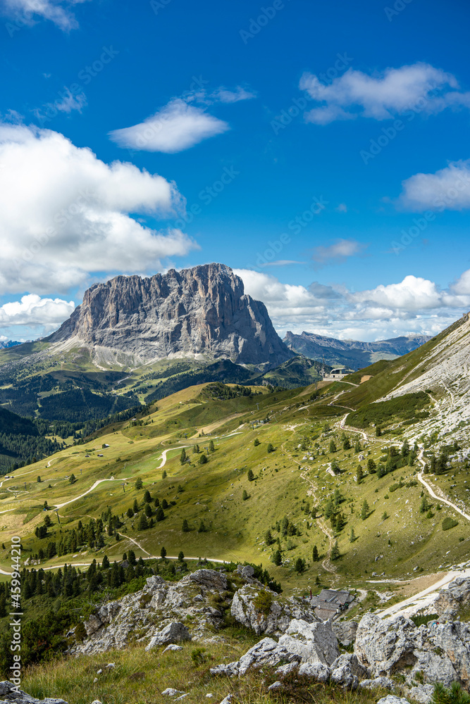 Dolomiti: vista dalla forcella Cier verso passo Gardena con il Sassolungo sullo sfondo