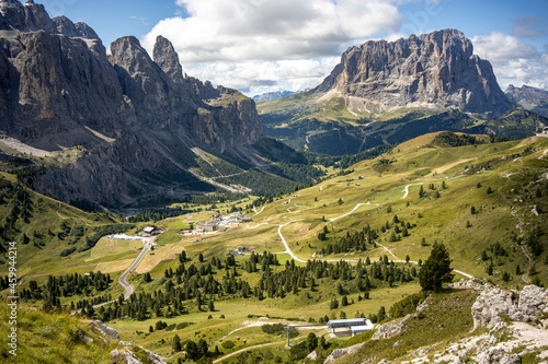 Dolomiti: vista verso passo Gardena e il gruppo del Sella, sullo sfondo il Sassolungo