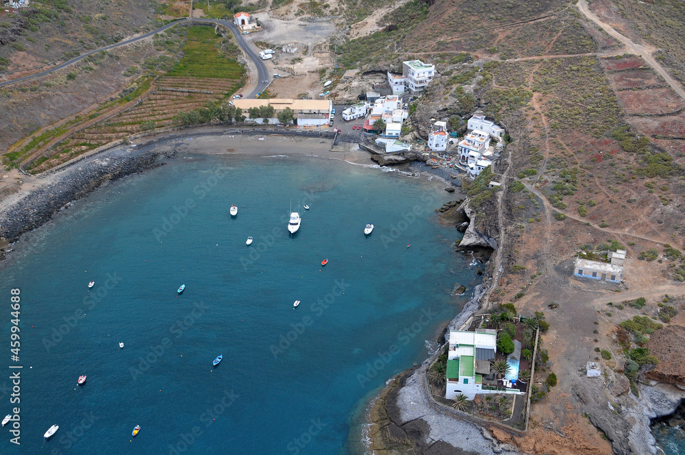 Fotografía aérea del Puertito de Adeje en la costa sur de la isla de Tenerife en Canarias