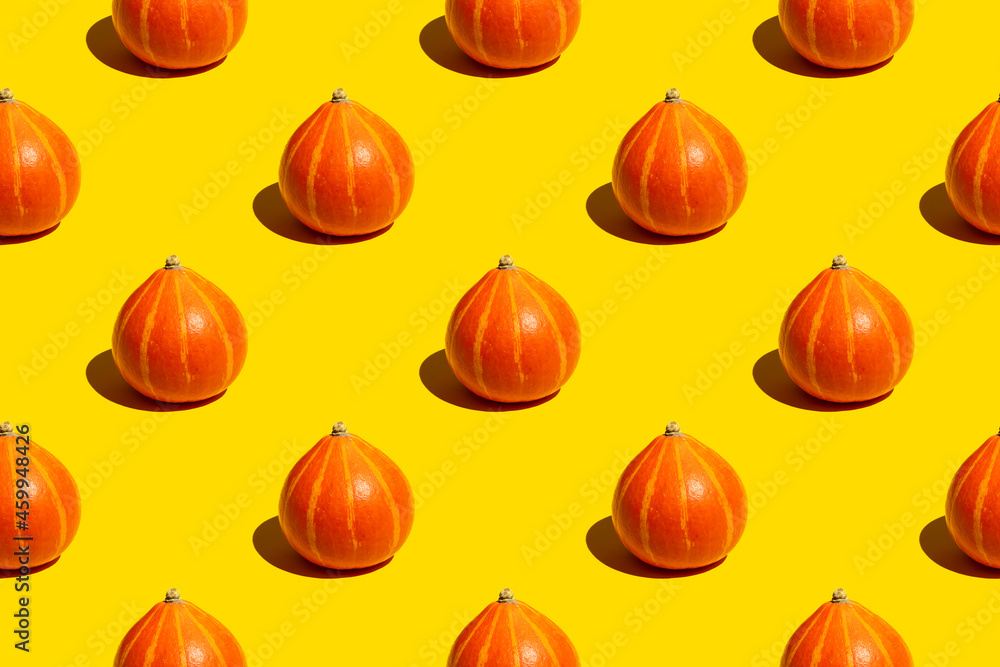 Seamless pattern of ripe juicy whole autumn orange pumpkins on yellow background - obrazy, fototapety, plakaty 
