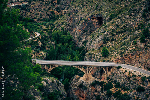 Vista de un puente entre montañas