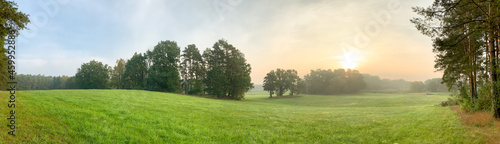 Ein Panorama von einer typischen Landschaft im Land Brandenburg  Deutschland. Es ist fr  her Morgen im Herbst.