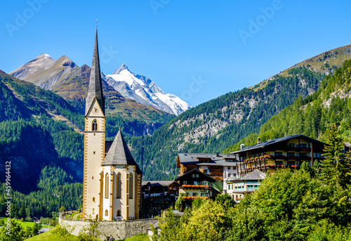 Foto famous village Heiligenblut in Austria