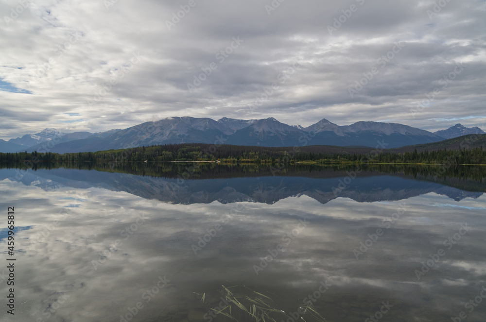 Fototapeta premium Pyramid Lake on a Cloudy Morning
