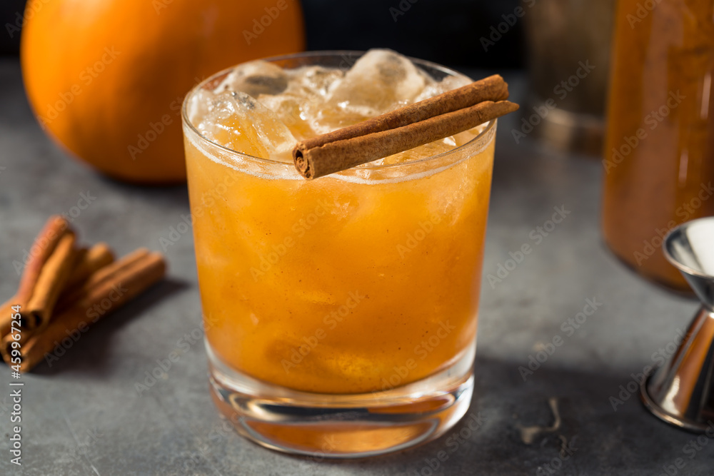 Boozy Refreshing Pumpkin Spice Bourbon Smash - obrazy, fototapety, plakaty 
