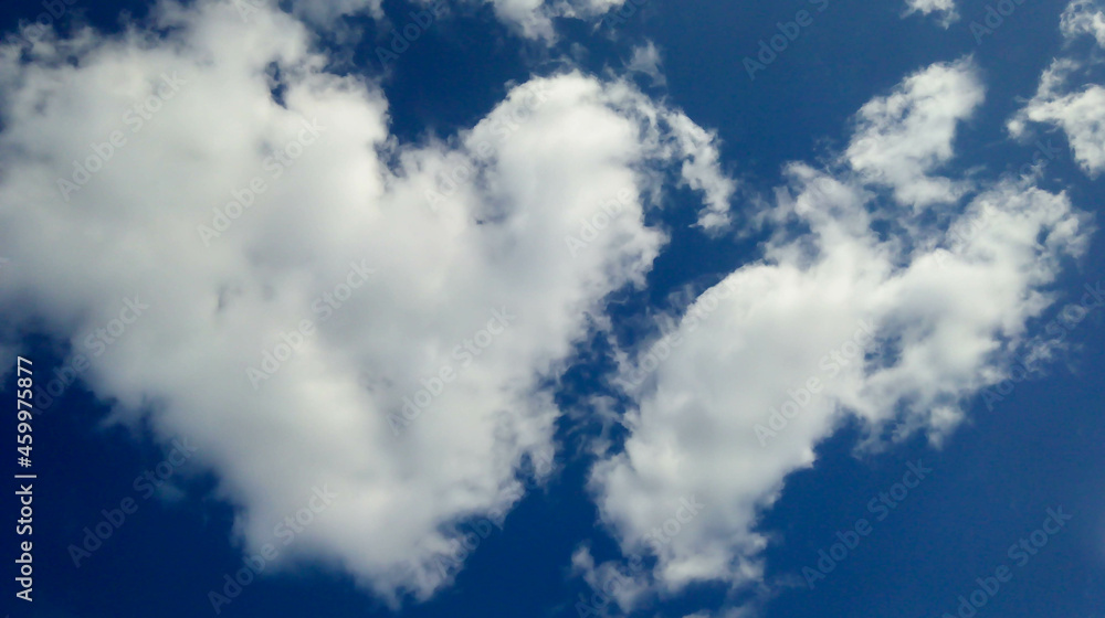 Obraz premium A heart-shaped cloud. A figure of clouds in the sky. valentine's day. A fluffy cumulus cloud looks like a heart. The symbol of Valentine's Day