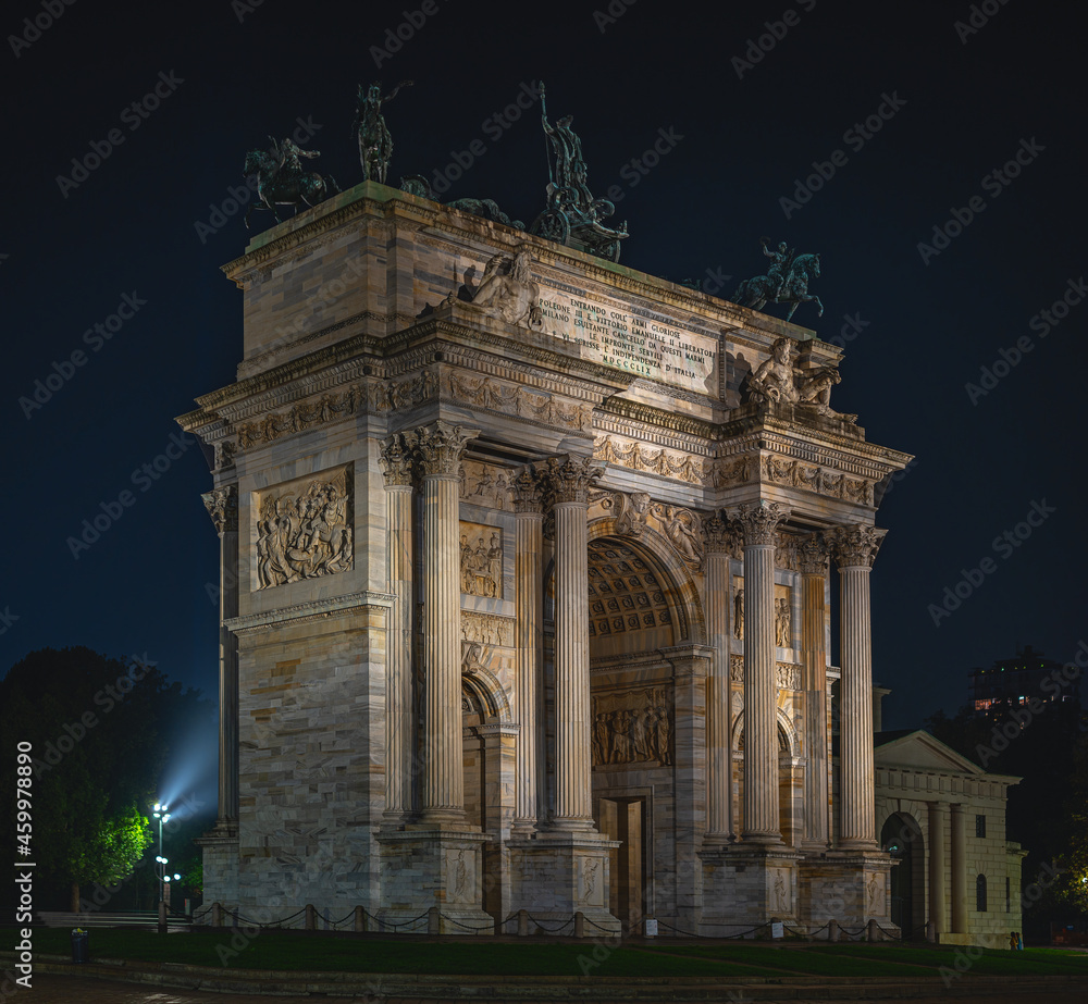 Obraz premium Arch of Peace - Milan by night