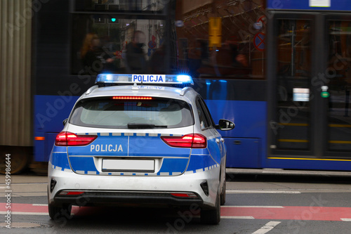 Samochód służbowy polskiej policji państwowej podczas akcji ratunkowej w mieście. 