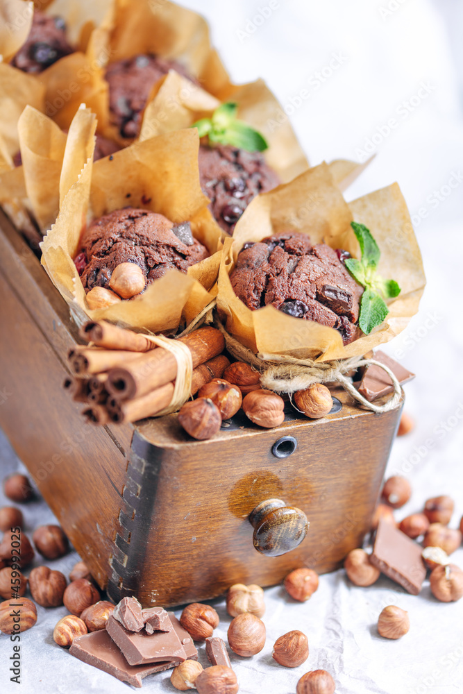 Fototapeta premium chocolate cupcakes, cinnamon and nuts