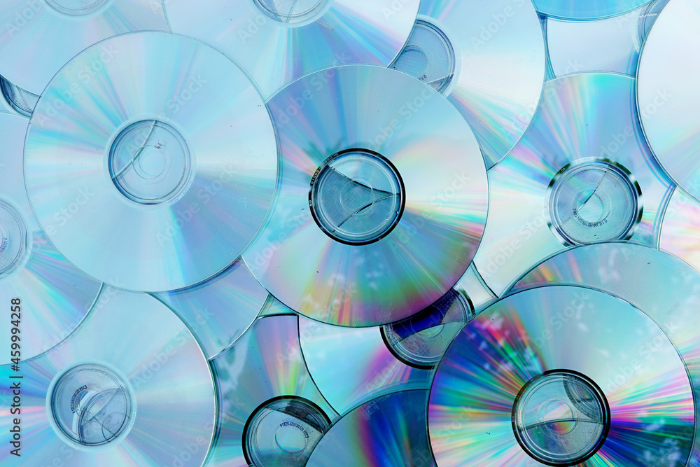 Symbolbild - glänzende Oberfläche von zahlreichen CD und DVD Symbolbild - glänzende Oberfläche von zahlreichen CD und DVD