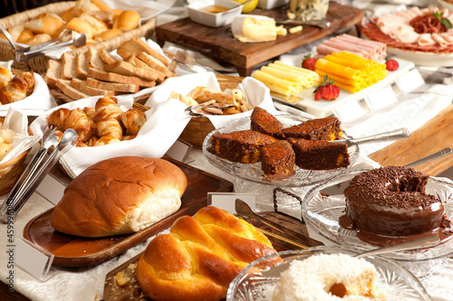 Mesa com pães, bolos e queijos. Típico buffet de café da manhã de hotel. photo