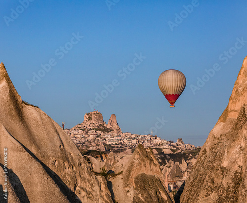 hot air balloon over Uchisar cave houses 