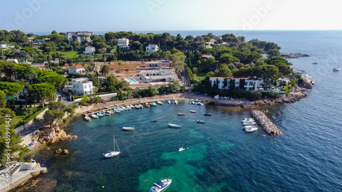 Foto Aerial view of expensive houses behind Olivette Port on the Cap d'Antibes in the