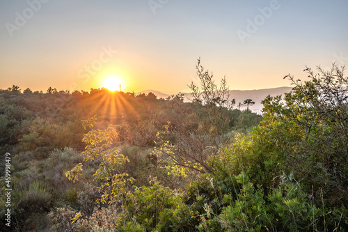 Coucher de soleil sur un paysage montagneux de l'arrière pays niçois dans le Sud de la France