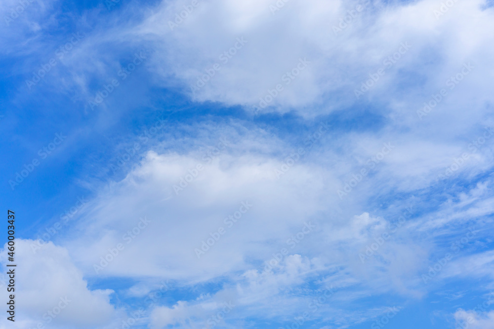 大空に浮かぶ雲と青い空の風景写真_j_08