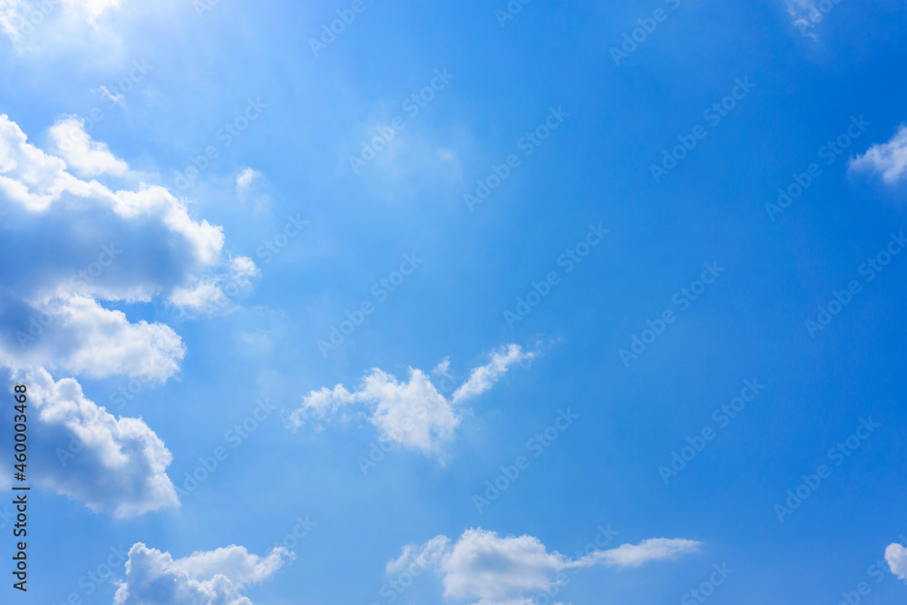 大空に浮かぶ雲と青い空の風景写真_j_14