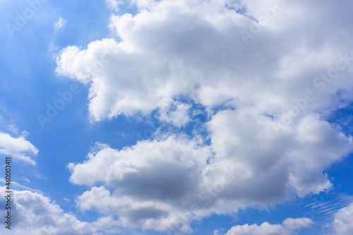 大空に浮かぶ雲と青い空の風景写真_j_02 © koni film
