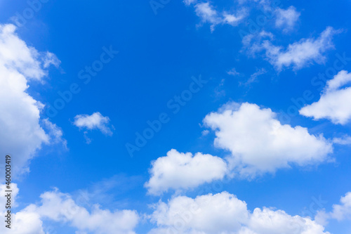 Fototapeta Naklejka Na Ścianę i Meble -  大空に浮かぶ雲と青い空の風景写真_j_03