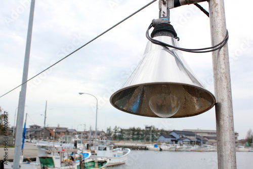 漁港の船着き場の古びたランプ