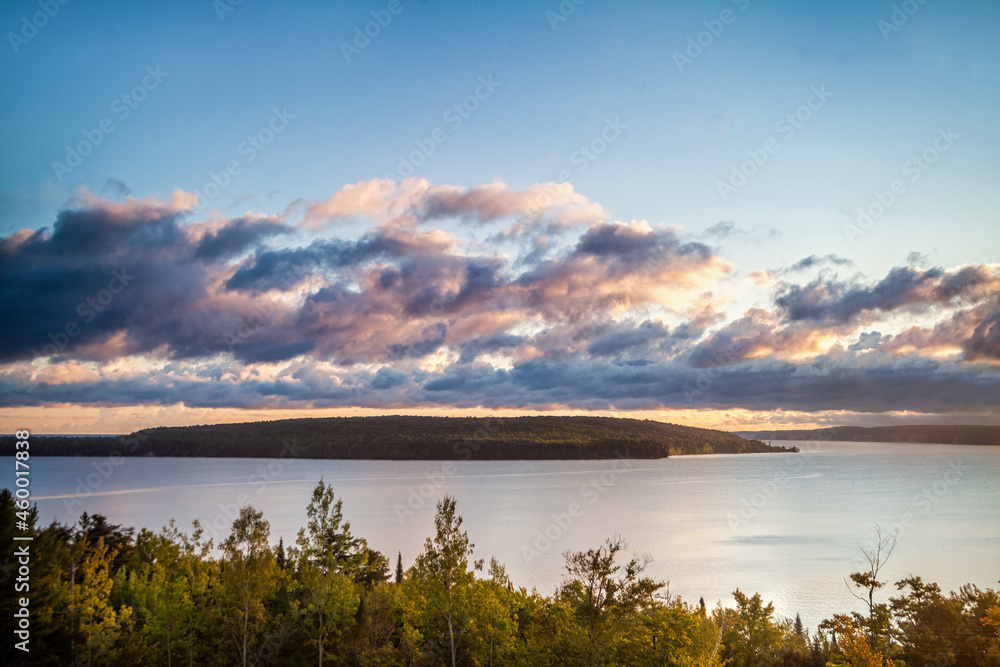 Obraz premium Grand island just off the Lake Superior coast near Mumising in Michigan's Upper Peninsula