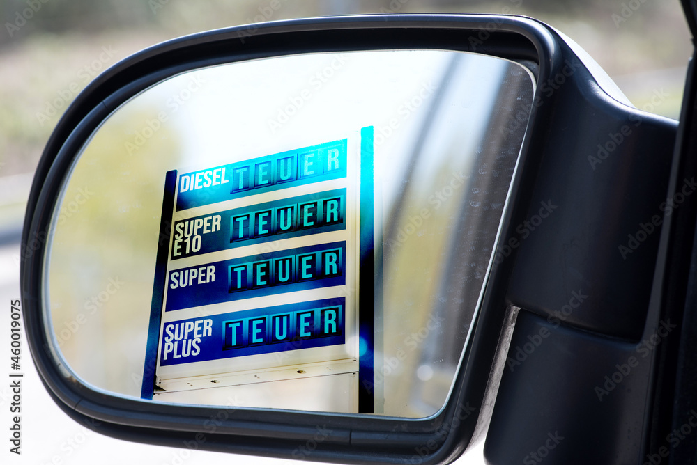 Obraz premium Aussenspiegel von einem Auto und Tankstelle mit teurem Kraftstoff