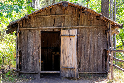 Foto Flimsy wooden house in the forest. No people