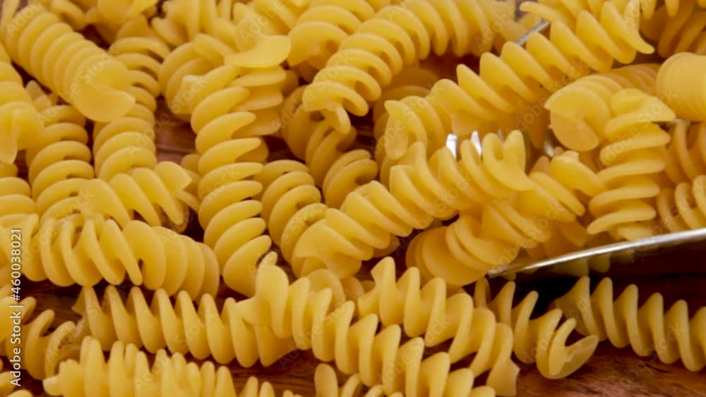 tas de fusilli crues sur un fond en bois tas de fusilli crues sur un fond en bois
