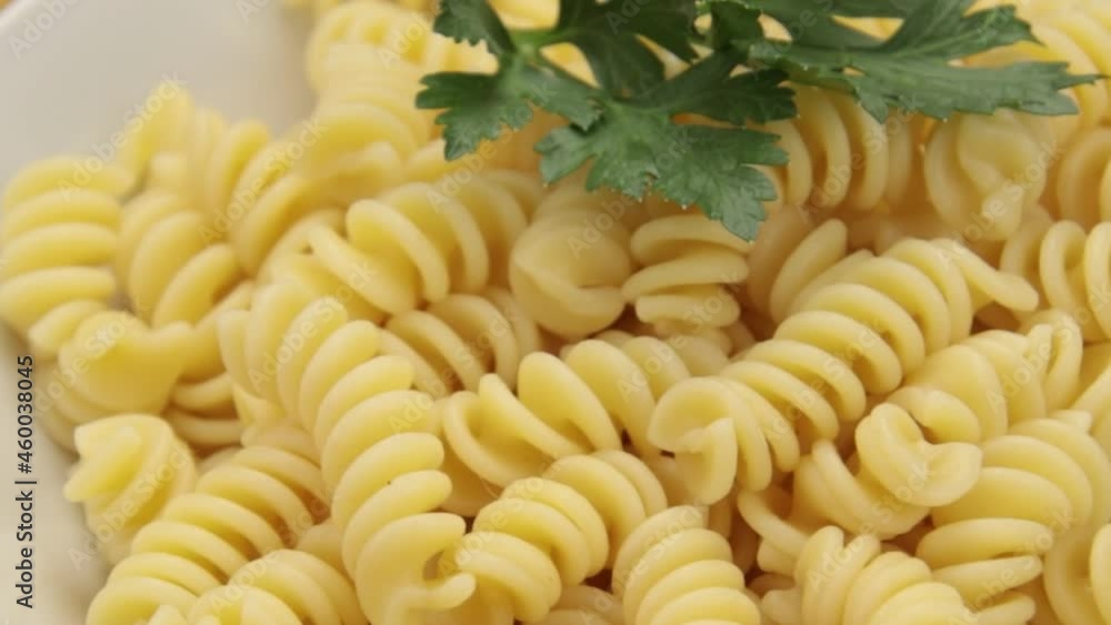 assiette de fusilli en gros plan assiette de fusilli en gros plan