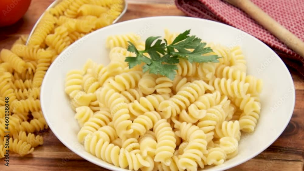 assiette de fusilli en gros plan