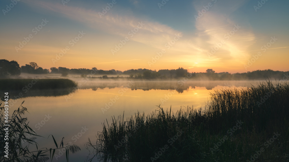 Letni wschód słońca nad Polskim jeziorem