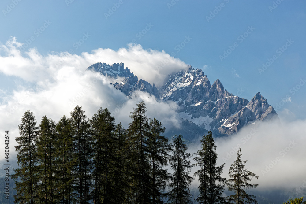 Fototapeta premium Wolken und Nebel ziehen um die Gipfel der Sextner Dolomiten, Pustertal, Alpen, Südtirol, Italien 